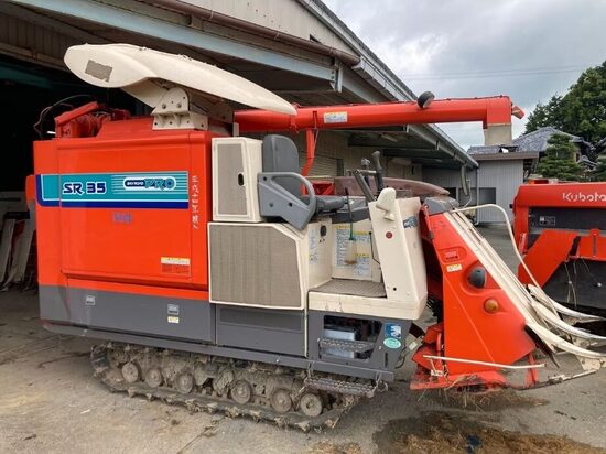 KUBOTA SR 35: Mietitrebbia/Combine Cingolata, Raccolta a 3 File, Motore Diesel a 4 tempi, Potenza 50 CV, Trasmissione Manuale, Capacità Carburante 50 litri, Peso 2745 kg. Garanzia inclusa. Gonsegna in tutta Italia. IVA esclusa!